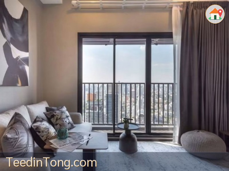 Spacious Urban Living with Unblocked City Views at Park Origin Thonglor
